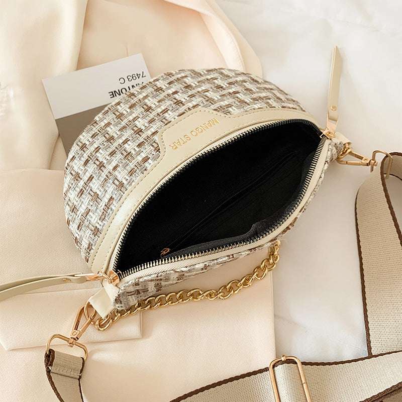 Women's Fashion Shoulder Bag With Chain Detail
