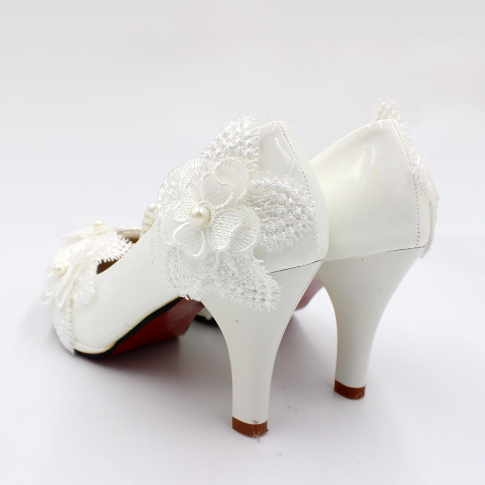 Weiße Brautschuhe mit Blumenmuster und Perlenriemen