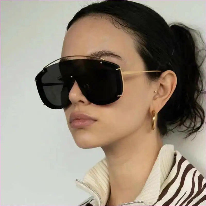 Trendy Large Frame Sunglasses with Metallic Design