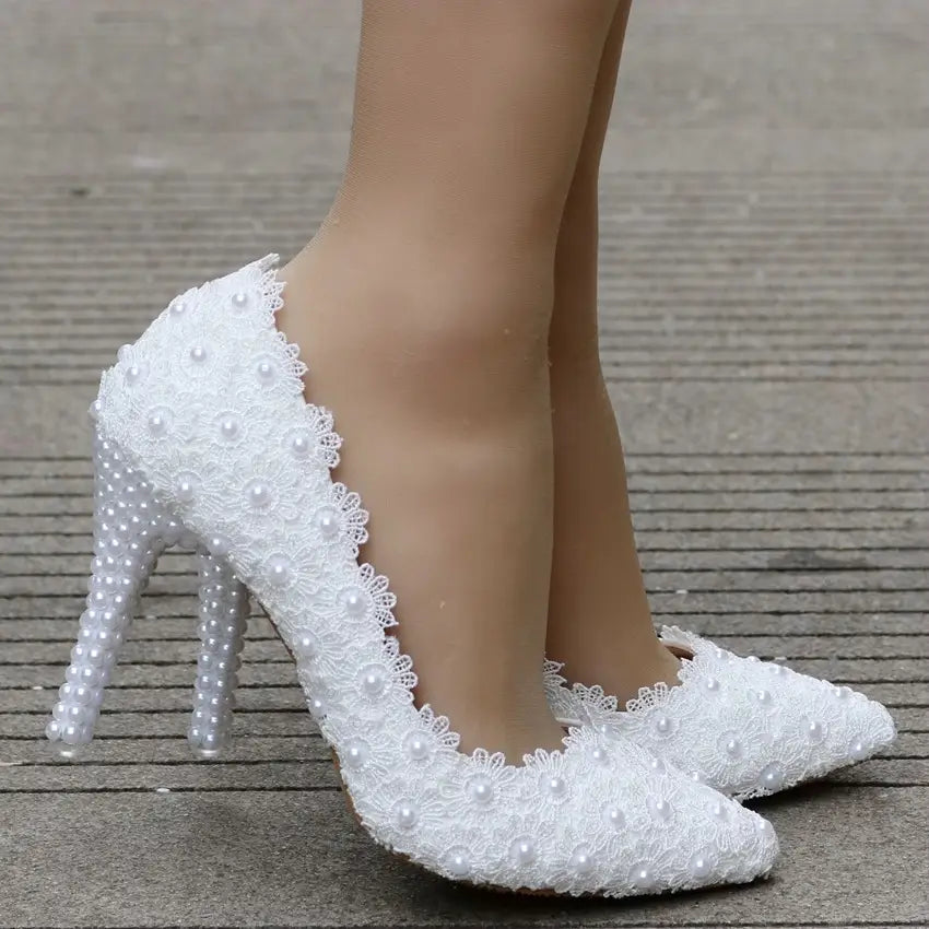 Chaussures de mariage de grande taille en dentelle perlée Chaussures simples à talon aiguille