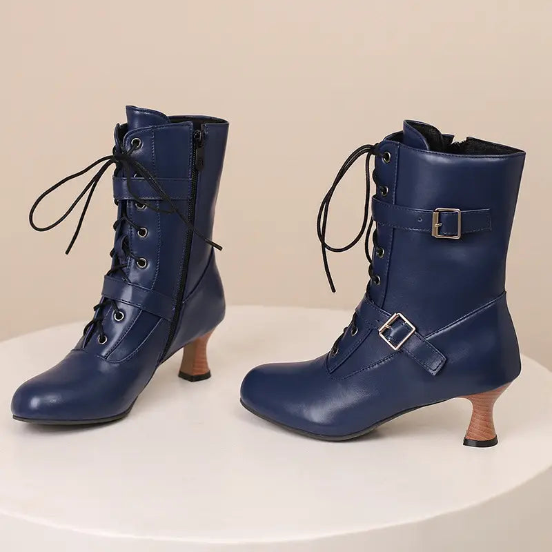 Marineblaue Schnürstiefel mit mittlerem Absatz, Schnallen und geschwungenem Holzabsatz für einen stylischen Look.