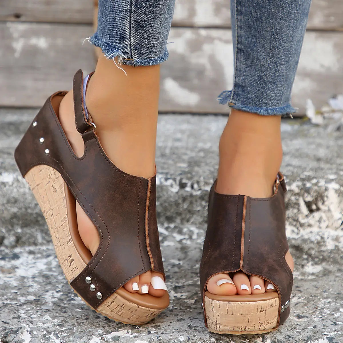 Sandales cloutées à talons compensés pour dames
