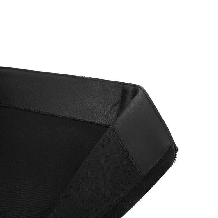 Sac rectangulaire noir coin des bottes à motif plaqué avec talon aiguille pointu.