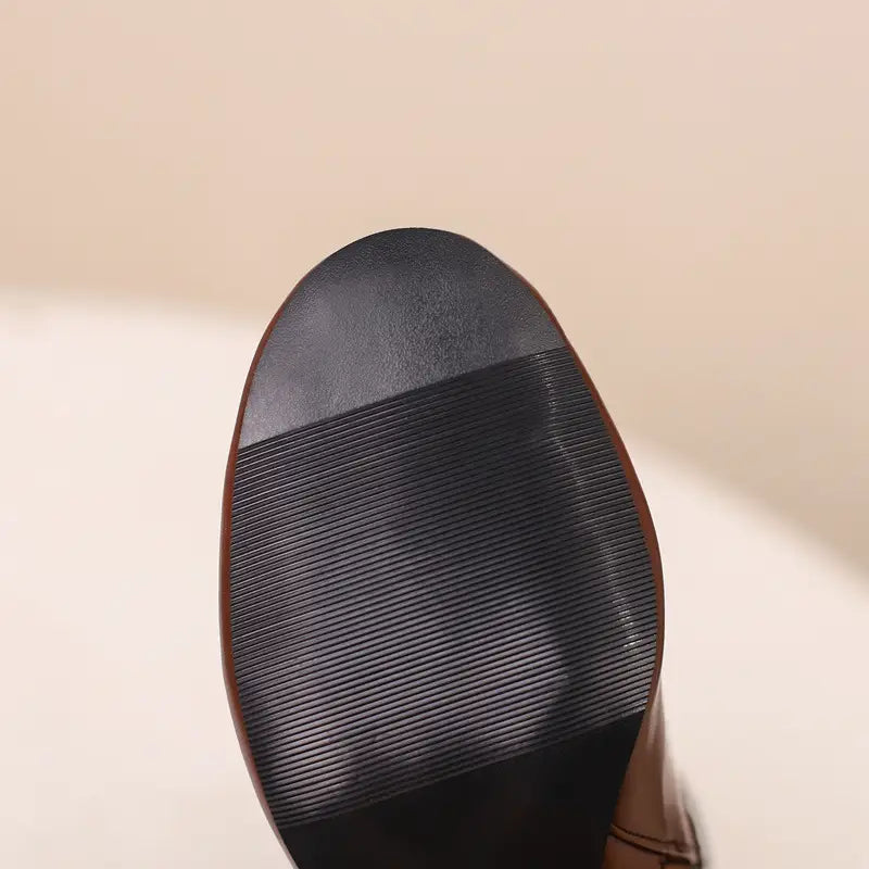 Schwarze Stiefelette mit Schnürung und mittelhohem Absatz und gerippten Zehendetails für stilvollen Komfort.