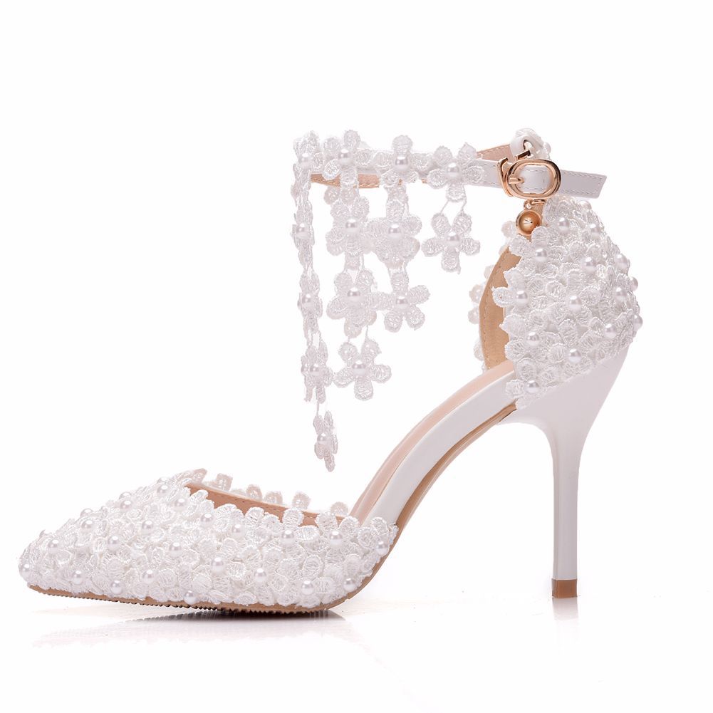 Chaussures de mariage en dentelle blanche avec pompon fleuri