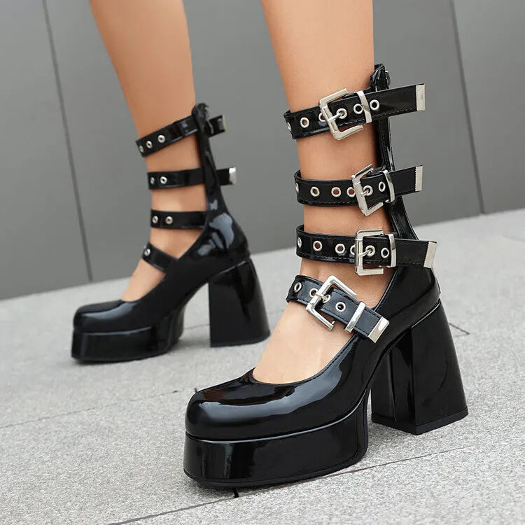 Schuhe mit mehreren Schnallen, klobigem High Heel und quadratischer Zehenpartie 
