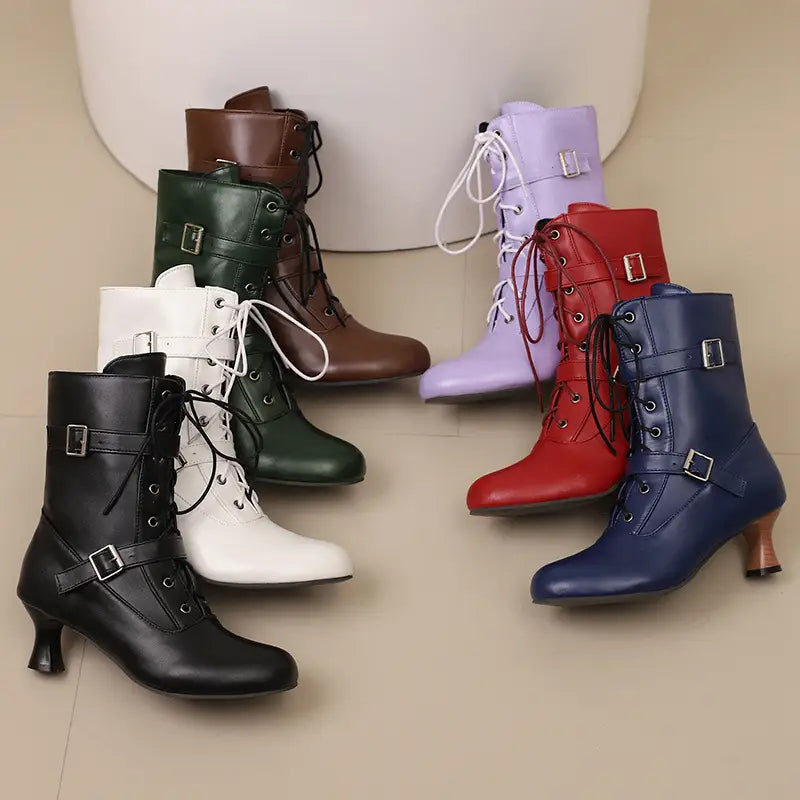 Schicke Kollektion von Stiefeletten mit mittelhohem Absatz, Schnürung, bunten Schnallen und kleinen Absätzen.