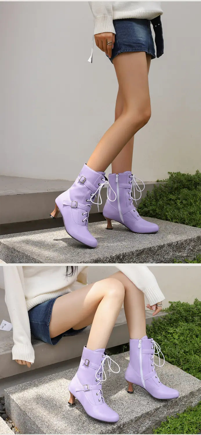 Lilafarbene Stiefeletten mit mittelhohem Absatz und Schnürung, dickem Absatz und trendigen Mehrfachschnallen.